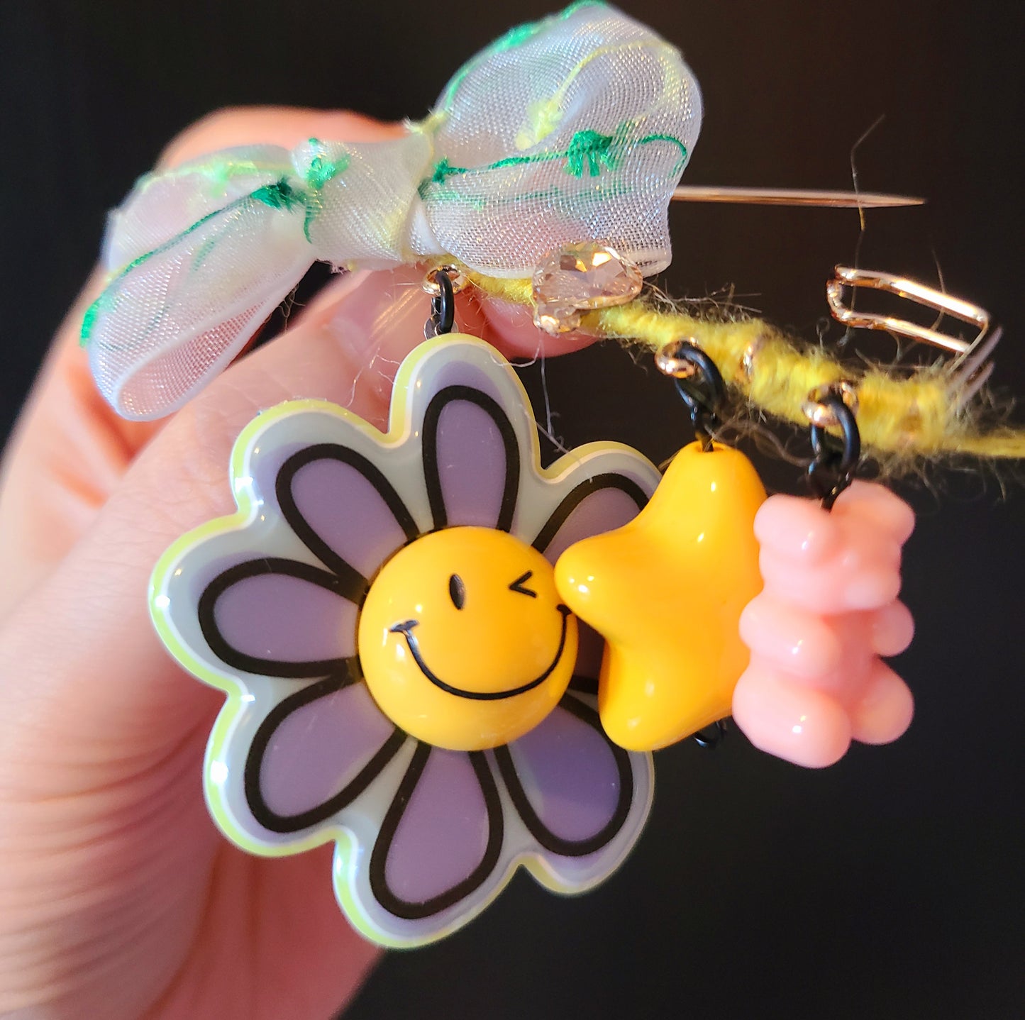 Smile Daisy Pin
