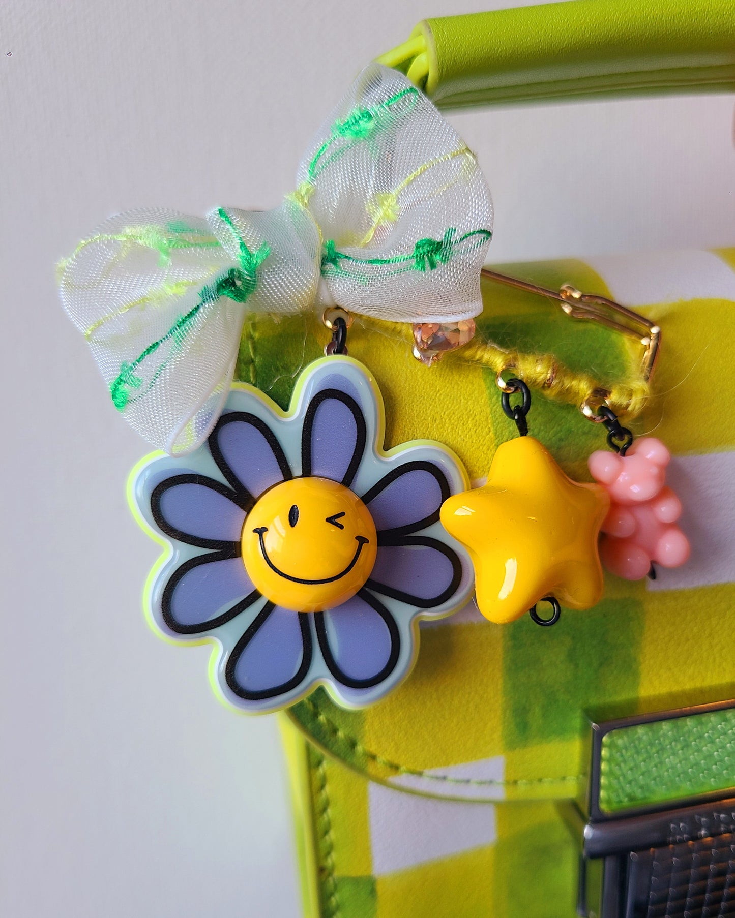 Smile Daisy Pin