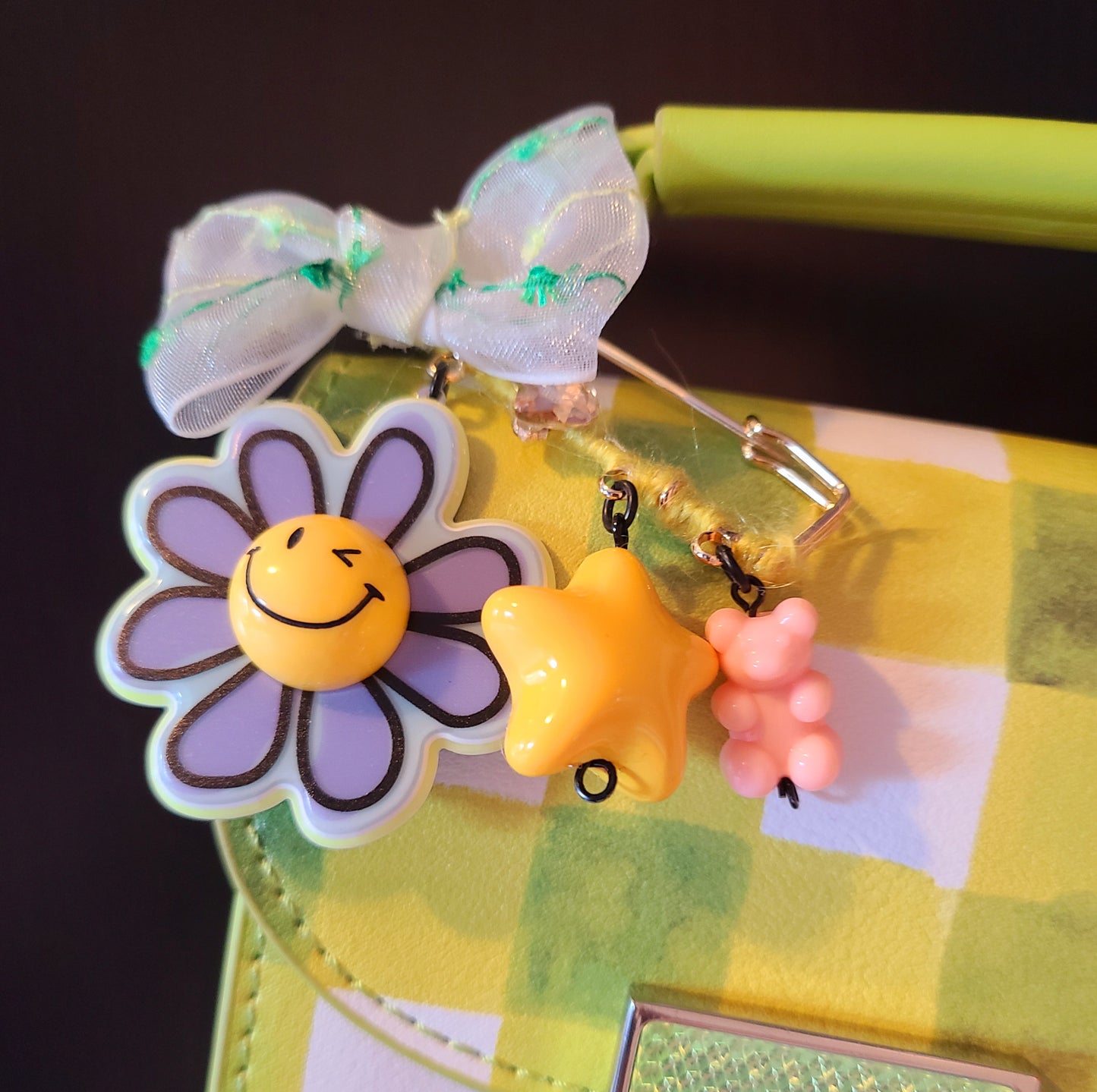 Smile Daisy Pin