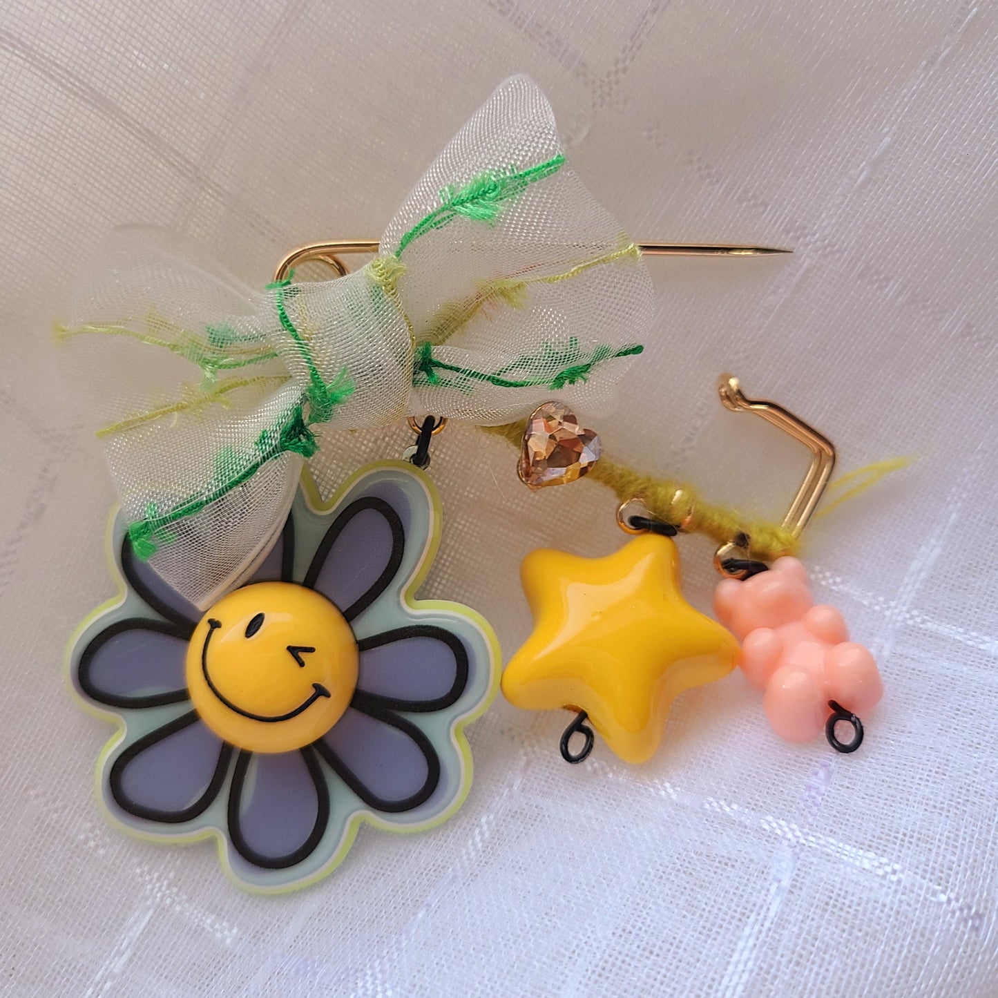 Smile Daisy Pin