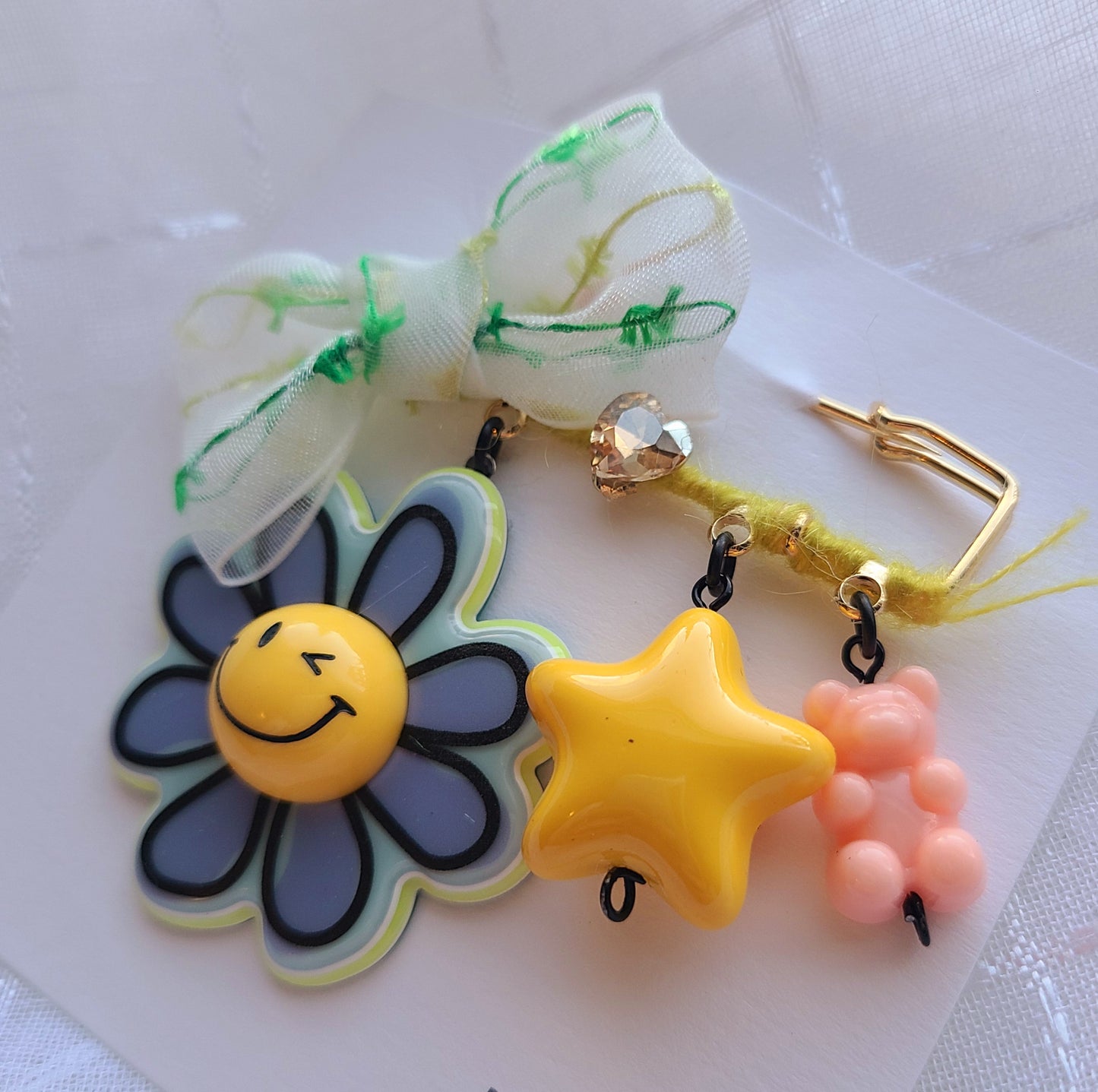Smile Daisy Pin