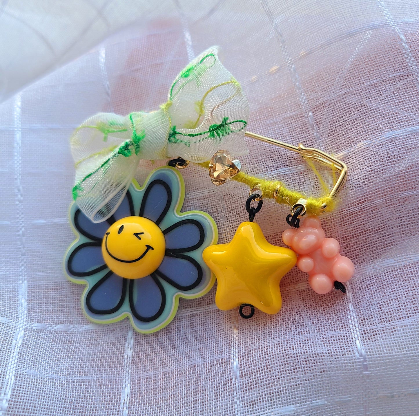 Smile Daisy Pin
