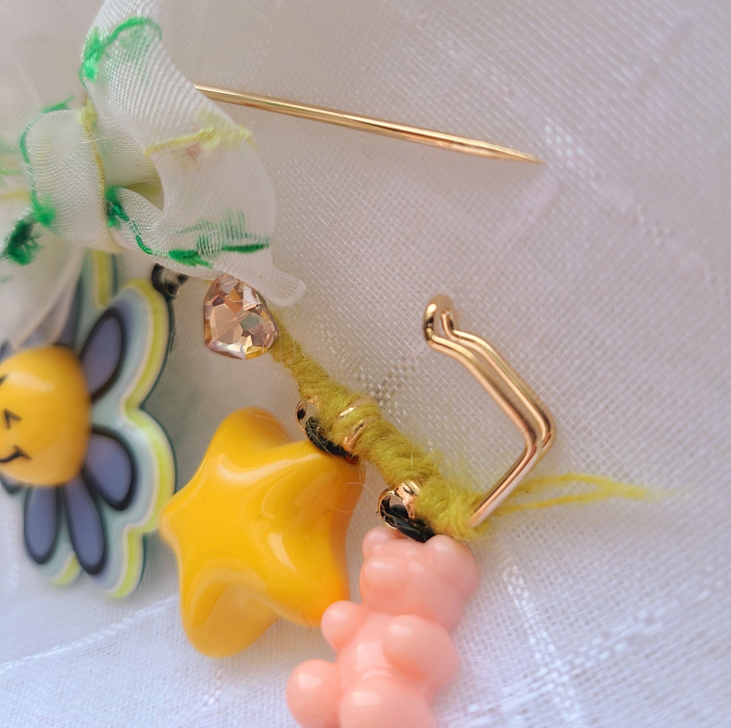 Smile Daisy Pin