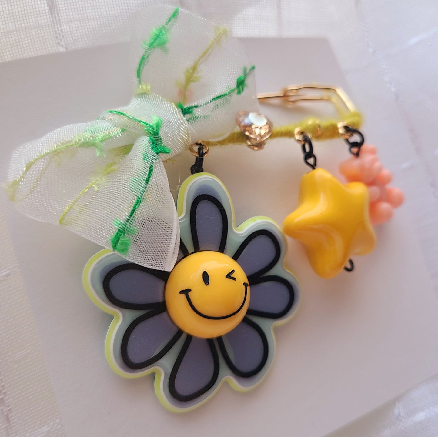 Smile Daisy Pin